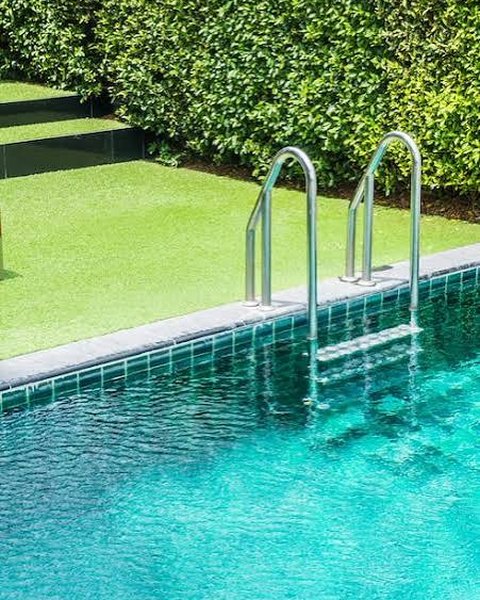 Piscina reformada con escalera de acero inoxidable y revestimiento de gresite